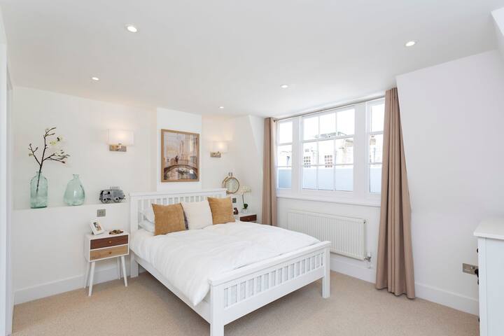 Spacious modern Chelsea 4BD close to Sloane Square gallery image 4