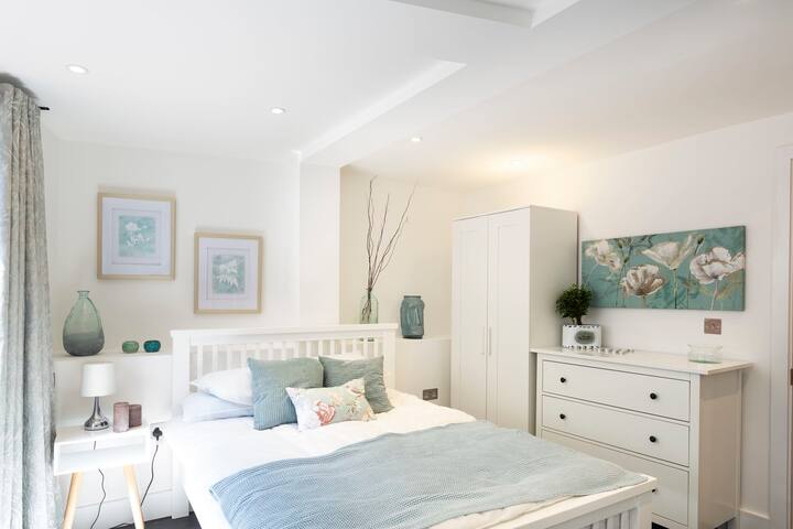 Spacious modern Chelsea 4BD close to Sloane Square gallery image 3