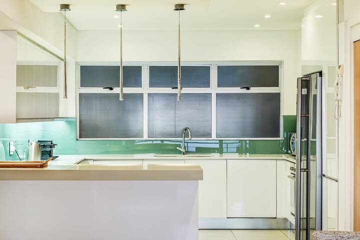 Stunning 3-Bedroom Sea Point Retreat Marin gallery image 5