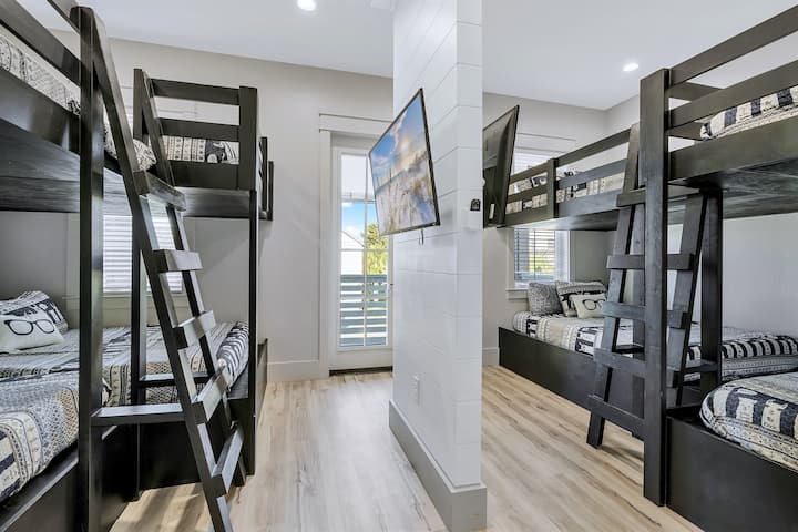 Kati 2 - Dhomë marinari me 8 krevate dopio "queen" (Fjetje 16) me 2 televizorë inteligjentë 4K dhe një banjë private