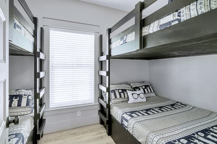 Kati 3 - Dhomë marinari me 4 krevate dopio "queen" dhe 8 dhoma gjumi (banjë e përbashkët me suitë dopio "king" në katin e 3-të)