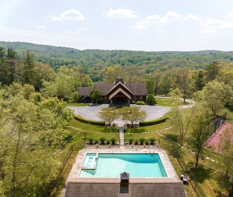 100 Acres w/ Pool, Hot Tub, Tennis + Pickleball