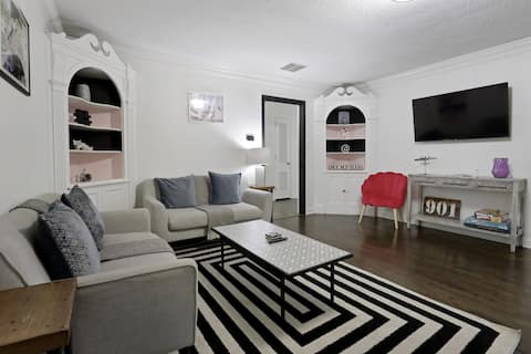 Popular Airbnb listing: Retro Retreat*Walk to Graceland*Free Parking &Wifi in Whitehaven