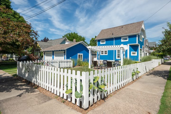 Charming Beach House In The Heart Of South Haven! - South Haven, MI