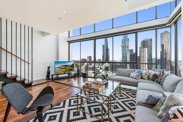 Incredible City Views in Convenient CBD Apartment