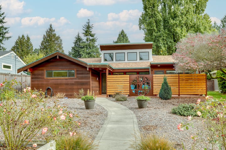 Near Eats & Brews! Beautiful Seattle Home W/ Patio - Vashon