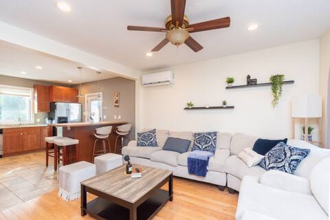 Cozy Boston Homestead : Sleeps 8, Pet Friendly