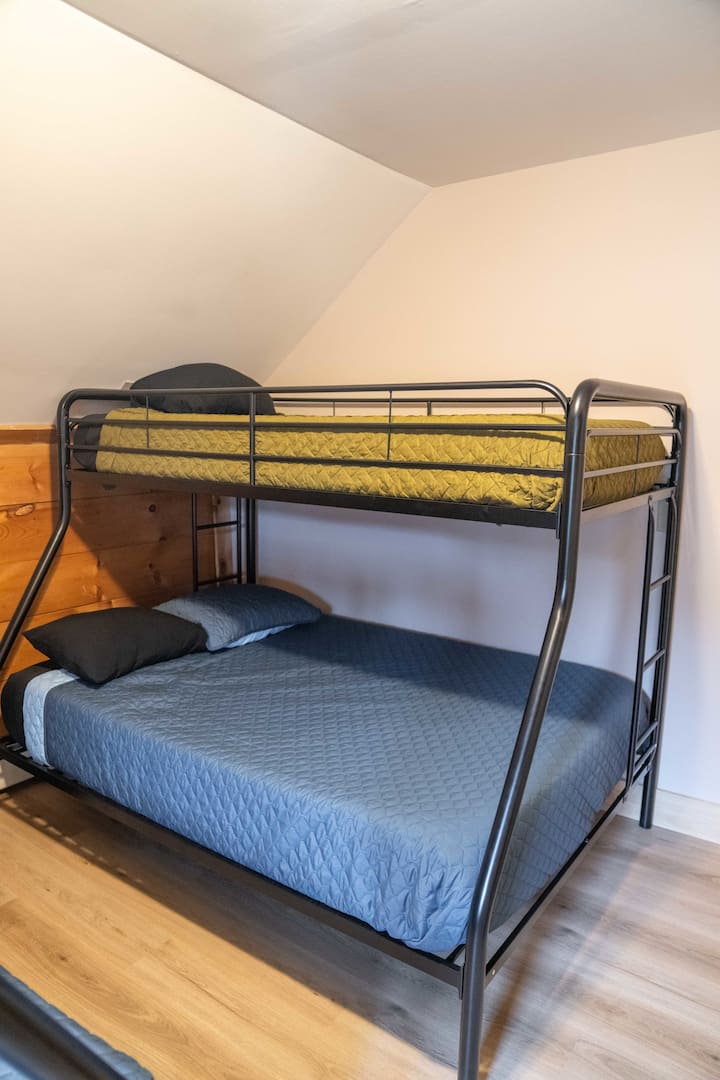 בחדר שינה 3 יש מיטת קומותיים