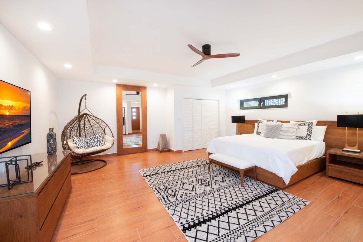 Quarto 9 no piso inferior, mobilado com uma cama king e TV HD.