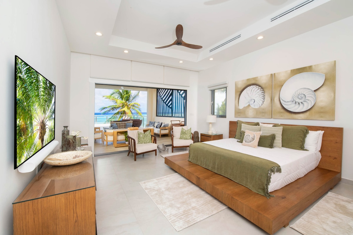 O quarto 1 é a suite principal, mobilada com uma cama king size, TV HD e barra de som, além de acesso direto ao deck da piscina. 