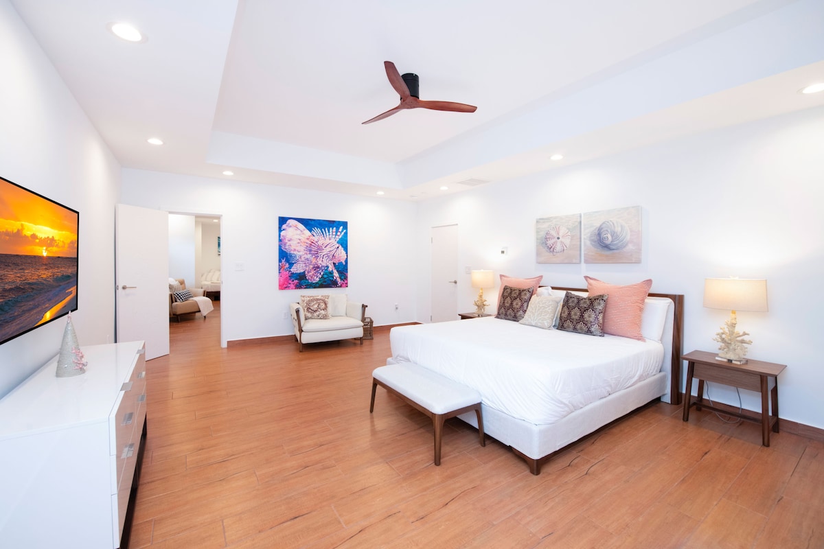 Quarto 11 com cama king e televisão HD. Este quarto usa a casa de banho completa adjacente ao ginásio da casa. 