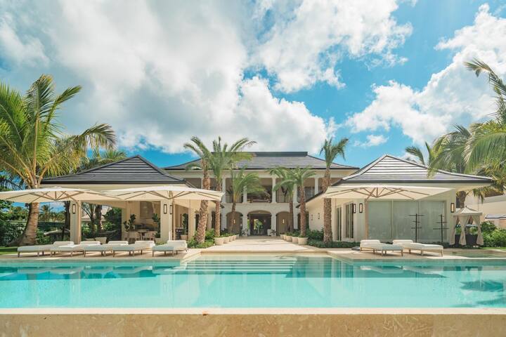 Walking distance to beach, heated pool, spa & gym