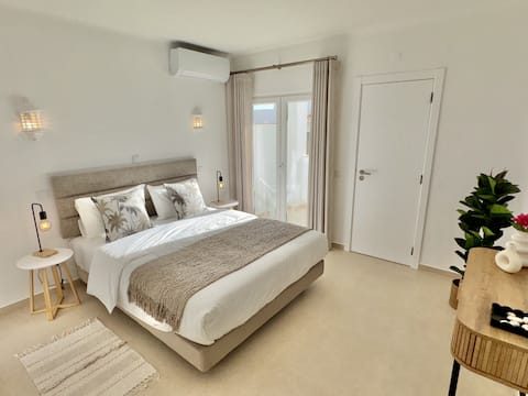 Successful Airbnb property: Townhouse with pool in the heart of Carvoerio in União Das Freguesias De Lagoa E Carvoeiro