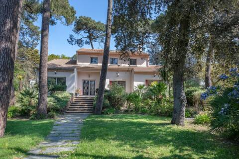 Villa with jacuzzi - 15 pers. 350m from the beach