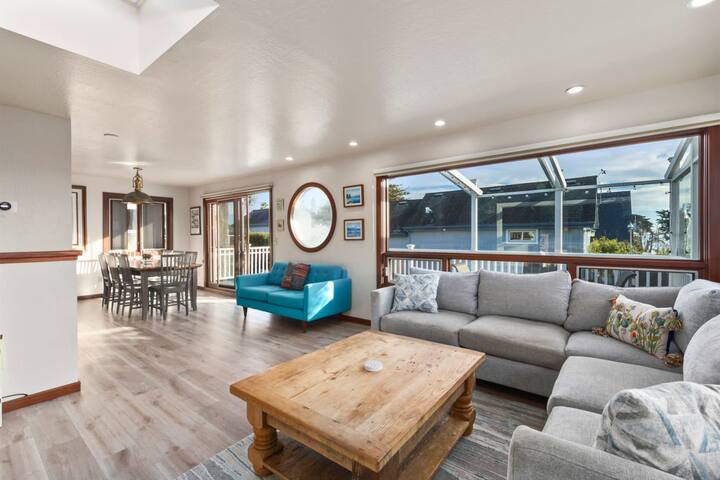 Harbor Home – 2 blocks from the beach! gallery image 3