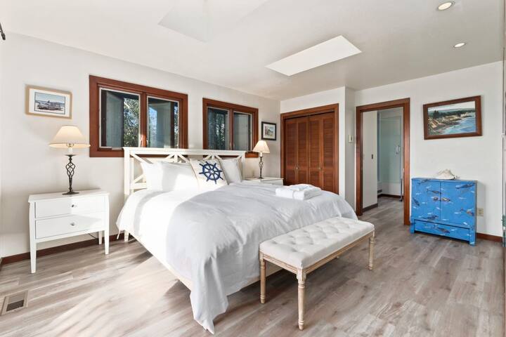 Harbor Home – 2 blocks from the beach! gallery image 5