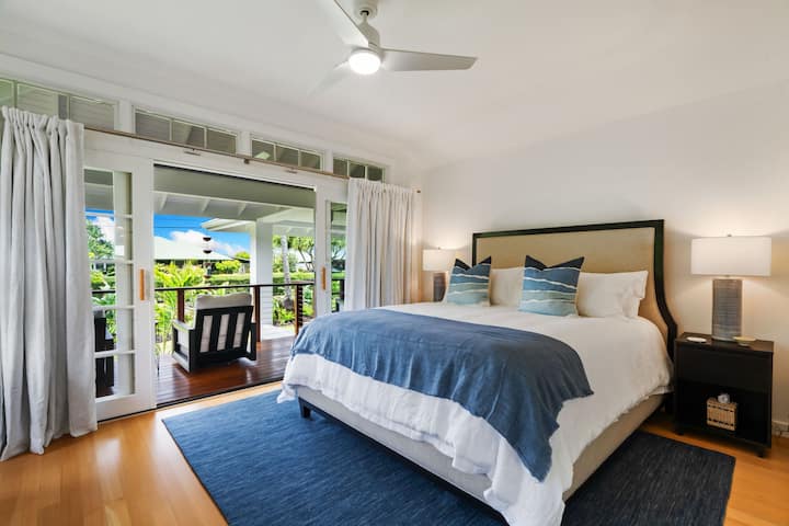 Guest bedroom with lanai doors