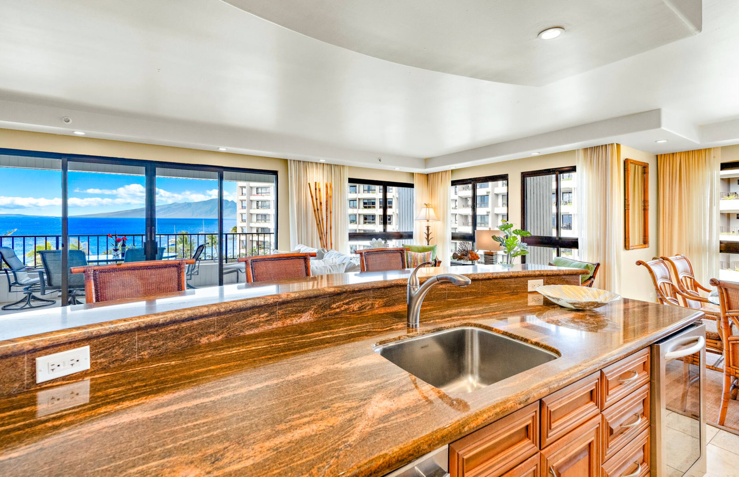 Condo in Lahaina · ★4.8 · 2 bedrooms · 4 beds · 2 baths - Image 3