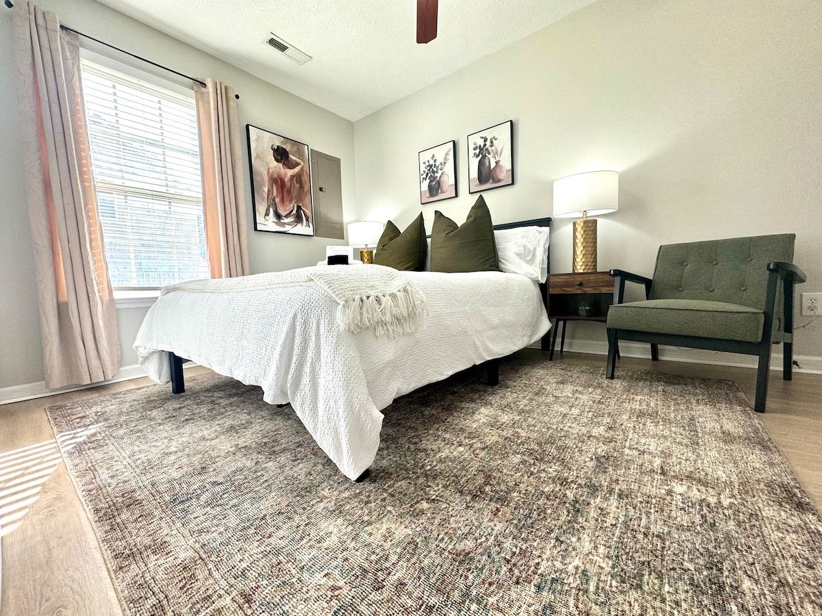  Комфорт на първия етаж
Лесно достъпна за възрастни или хора с увреждания, тази спалня с двойно легло на първия етаж предлага удобство със стол за сядане и тъмни завеси, само на няколко крачки от основните жилищни помещения, банята на първия етаж и вътрешния двор.