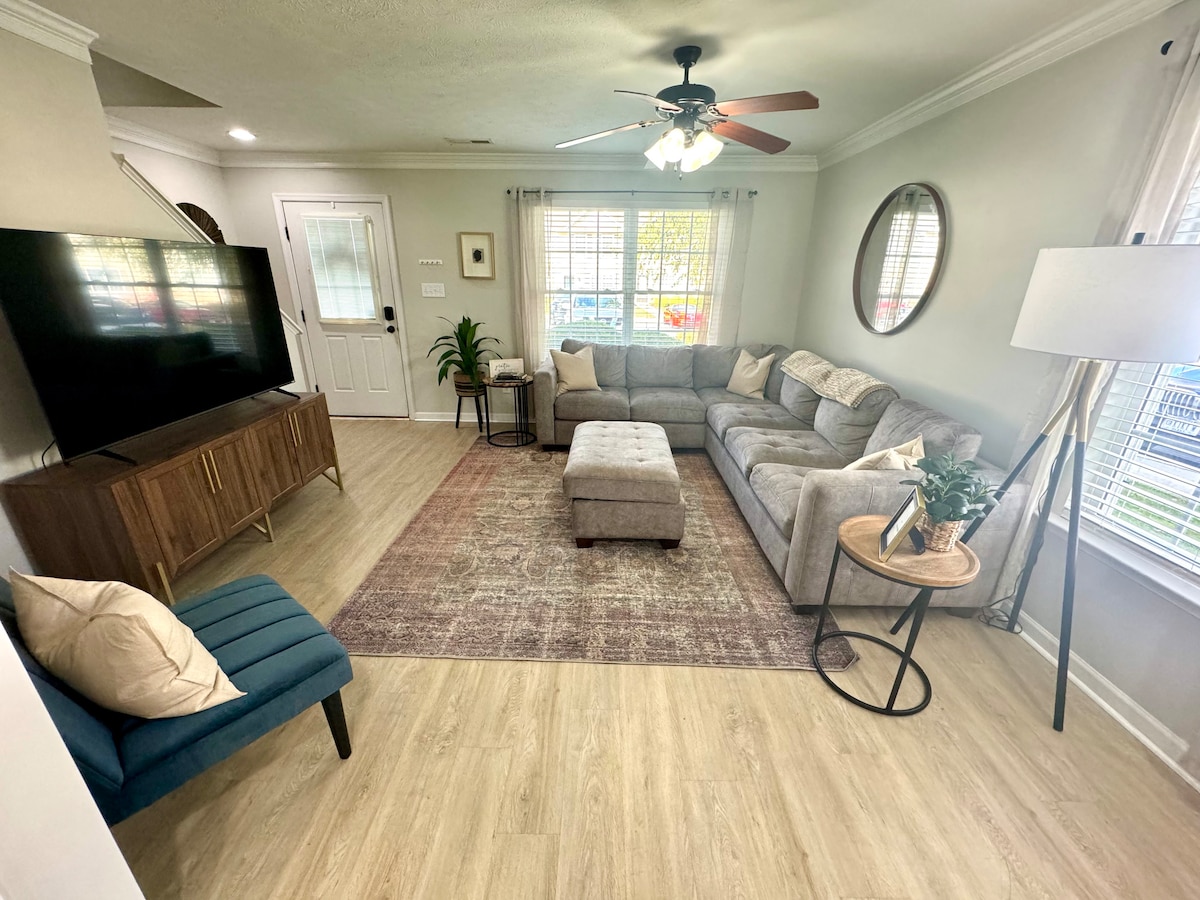 ️ Добре дошли и забавления
Всекидневната ви посреща, когато влизате, свързана с трапезарията и кухнята — идеална за почивка, разговори или наслаждаване на любимите ви предавания и игри с бърз стрийминг, докато другите готвят или вечерят.