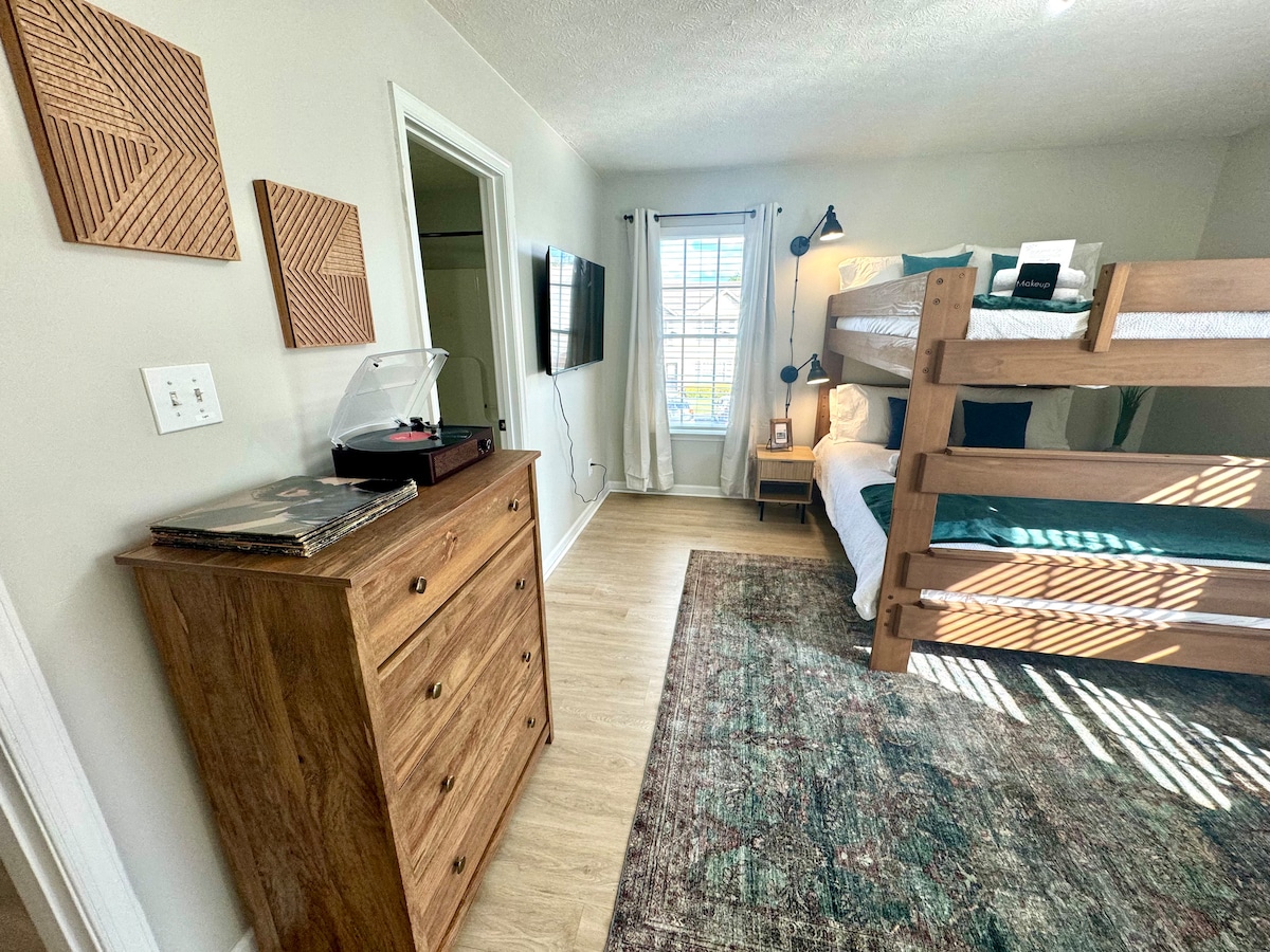  Продумано пространство за групи
С двуетажни легла с размер „queen-size“, големи гардероби и самостоятелна баня, тази стая удобно настанява голяма група. Всяко легло има удобни странични светлини за четене или безопасно влизане в леглото през нощта.