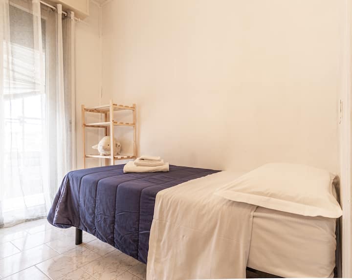 ห้องนอนเดี่ยวพร้อมระเบียง