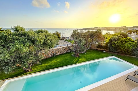A dream: 5*-villa w/ beach access, pool & jacuzzi