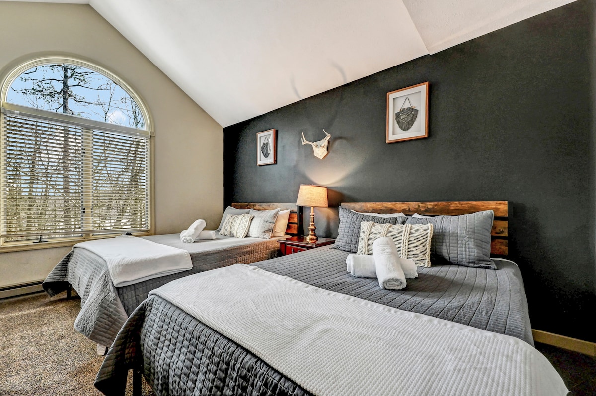 ห้องนอน 2 - เตียงควีนไซส์ 2 เตียงพร้อมที่นอนนุ่มสบาย พัดลมเพดาน เพดานสูง