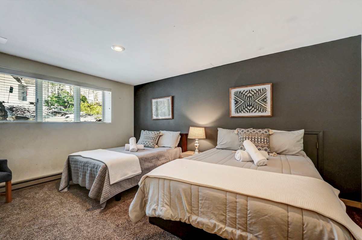 ห้องนอน 4 - เตียงควีนไซส์และเตียงขนาดใหญ่