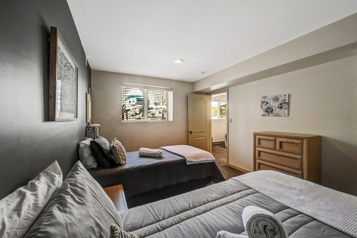 ห้องนอนที่ 5 - เชื่อมต่อกับห้องนอนที่ 4 เตียงควีนไซส์และเตียงเดี่ยว 