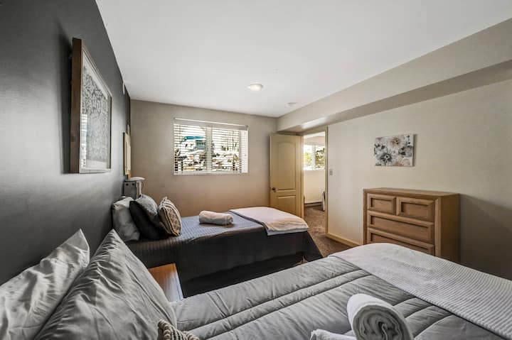 Dormitorio 5 - conectado al dormitorio 4, cama tamaño queen y dos camas individuales 