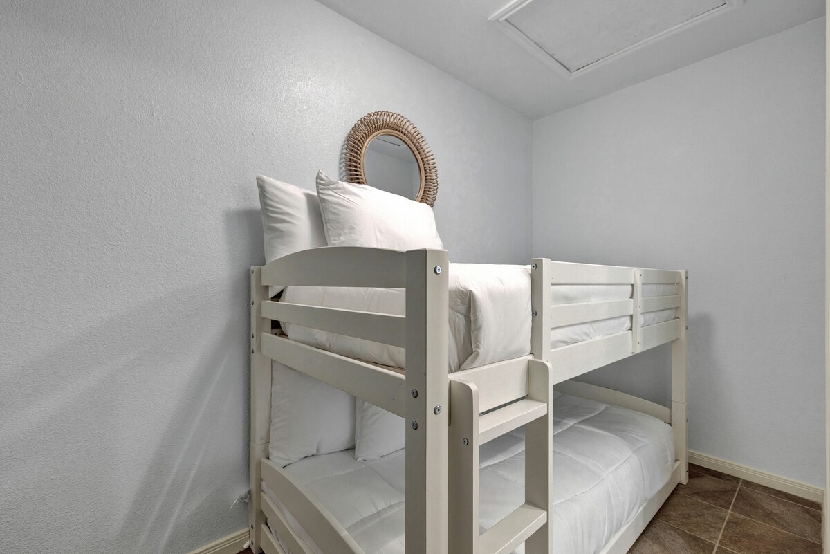 Bonuskamer buiten de master met twee eenpersoonsbedden.