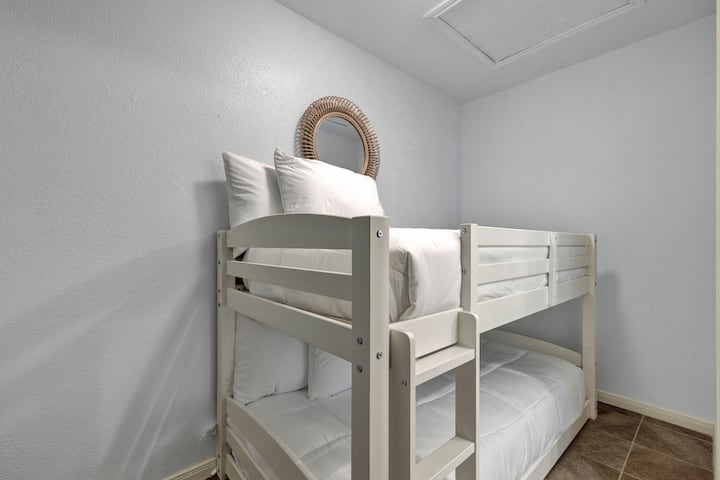 غرفة إضافية من السيد مع سريرين مزدوجين.