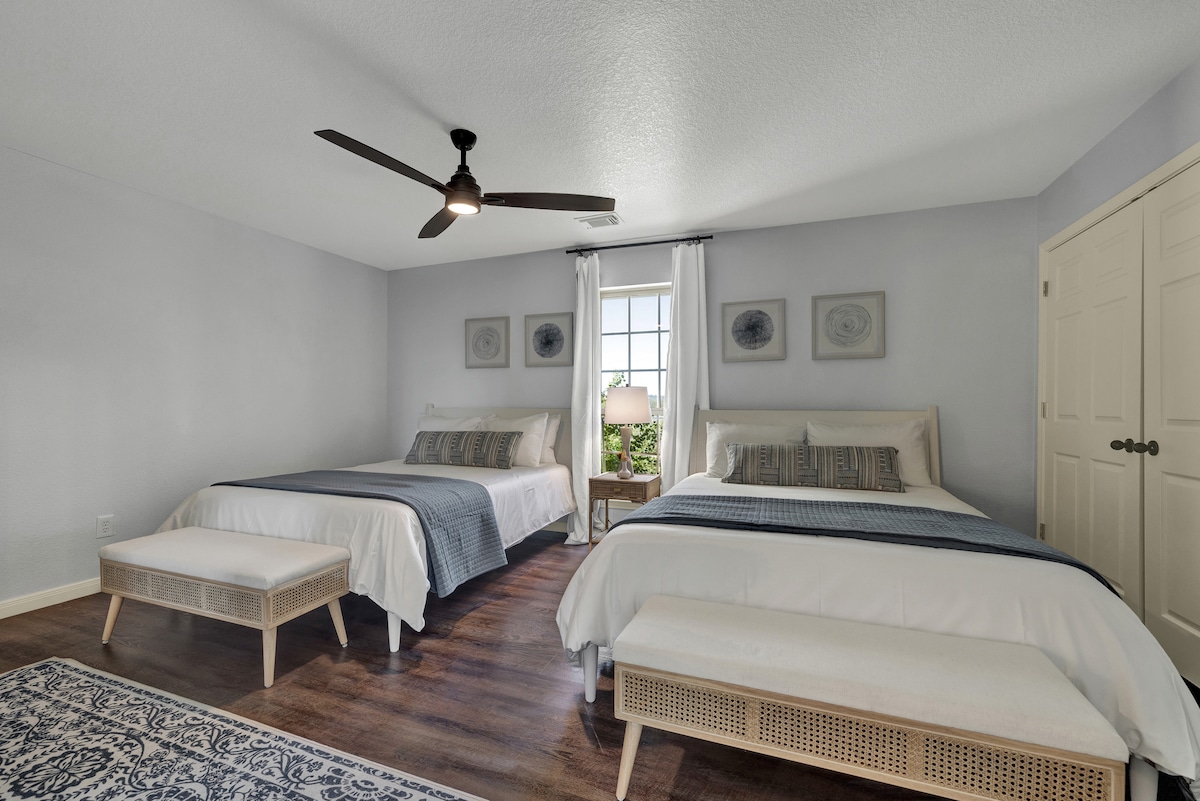 Slaapkamer zes biedt twee queensize bedden.