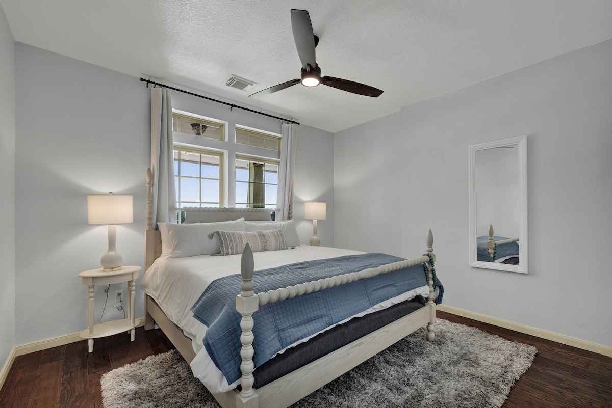 Slaapkamer twee biedt een kingsize bed.