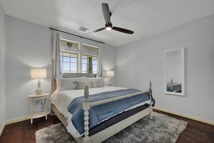 تحتوي غرفة النوم الثانية على سرير كبير.