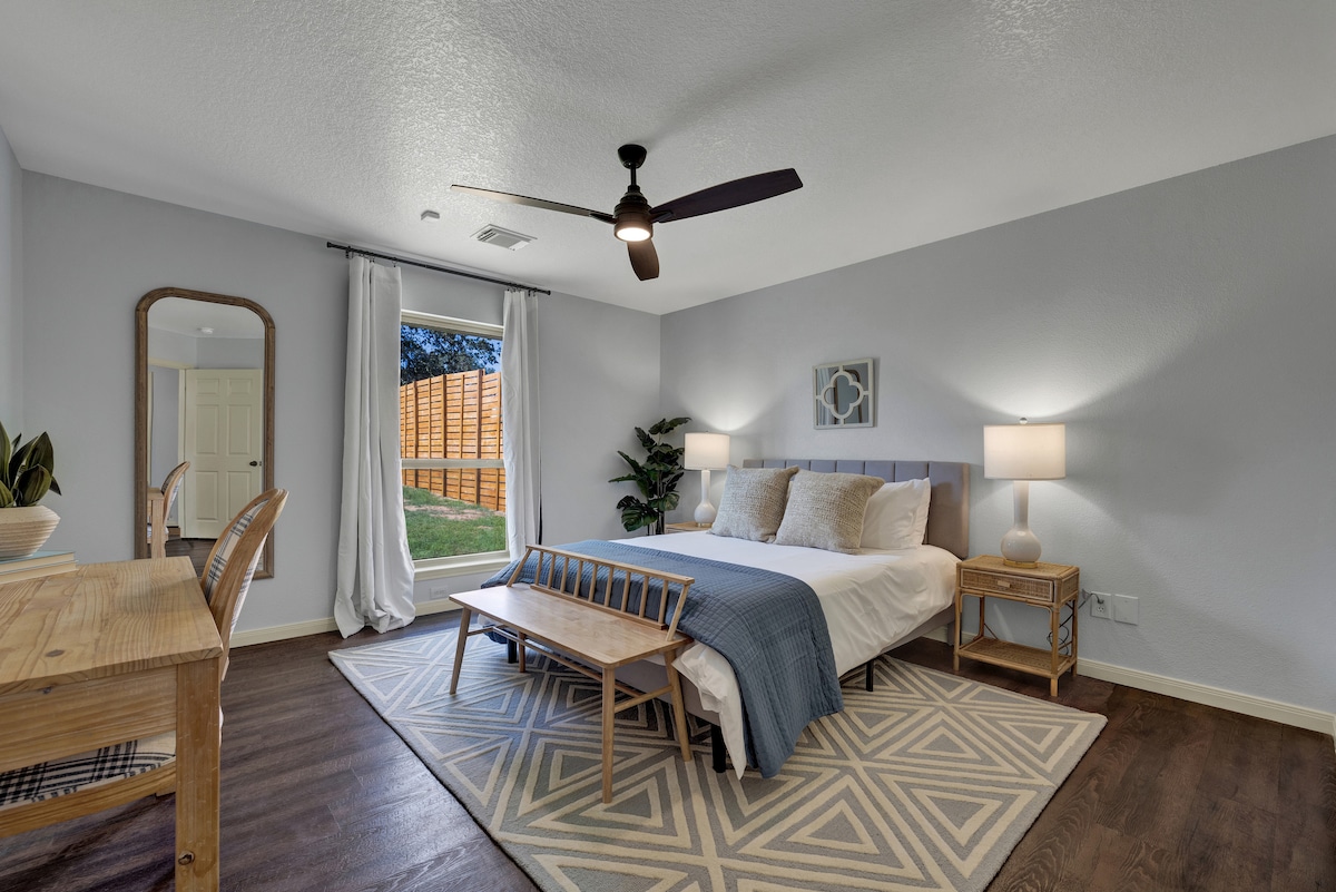 Slaapkamer vier biedt een queensize bed.