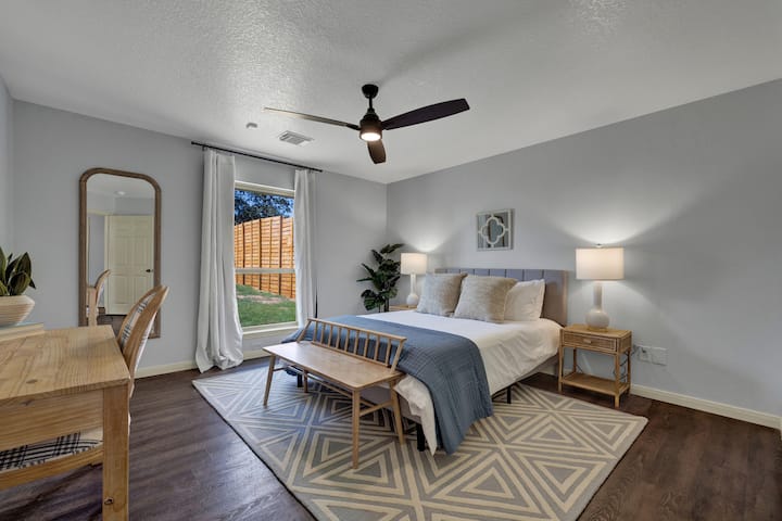 تحتوي غرفة النوم الرابعة على سرير كبير.