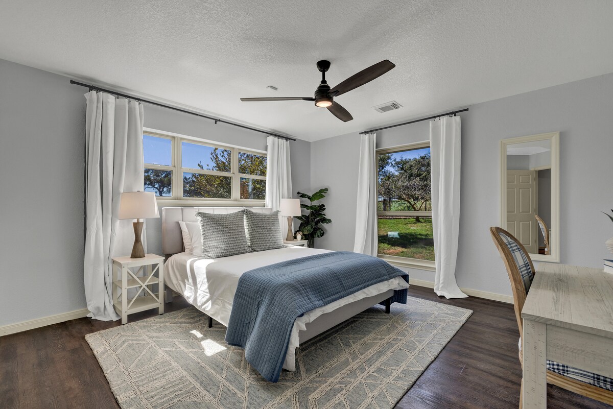 Slaapkamer vijf biedt een queensize bed.