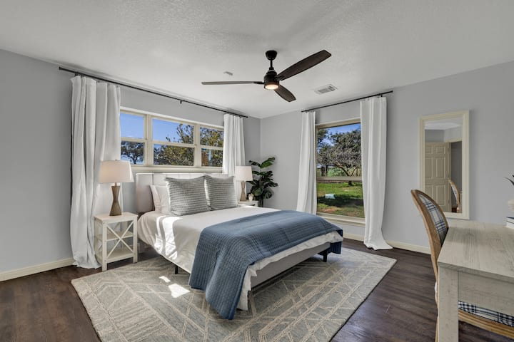 تحتوي غرفة النوم الخامسة على سرير كبير.