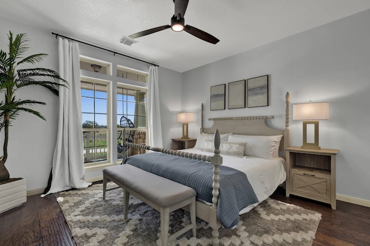 تحتوي غرفة النوم الرئيسية على سرير كبير.