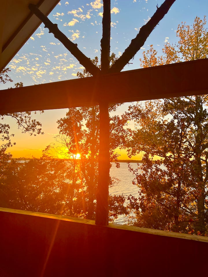 Balcon privé : la chambre principale : Super endroit pour une soirée romantique ou pour regarder les pygargues à tête blanche avec une tasse de café le matin