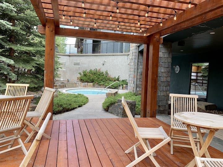 Heavenly Mountain Condo - Hot Tubs & Steam Room - Canmore