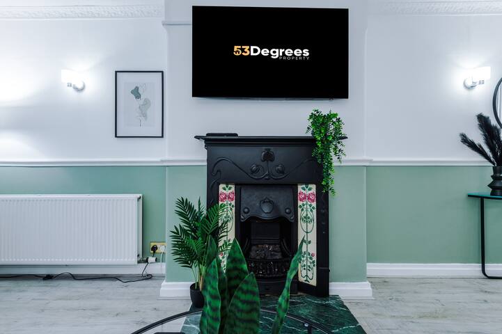 Comfy 4-Bed Home, Ideal for Workers, FREE Parking! gallery image 3