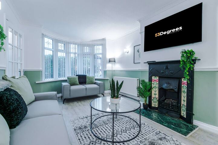 Comfy 4-Bed Home, Ideal for Workers, FREE Parking! gallery image 4