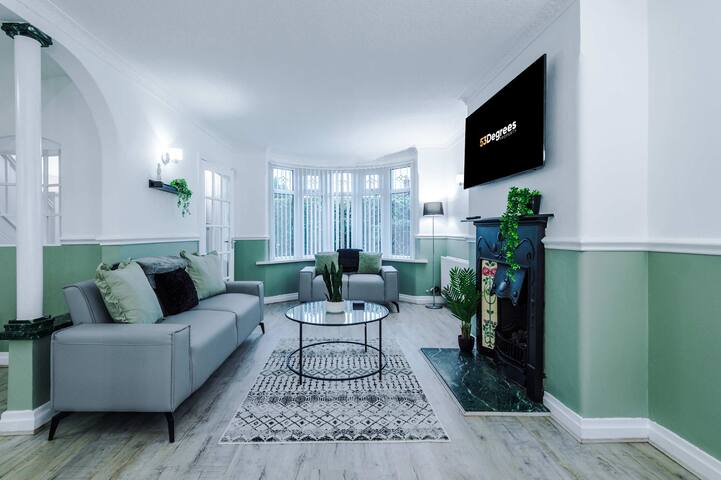 Comfy 4-Bed Home, Ideal for Workers, FREE Parking! gallery image 2