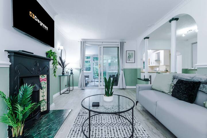 Comfy 4-Bed Home, Ideal for Workers, FREE Parking! gallery image 5