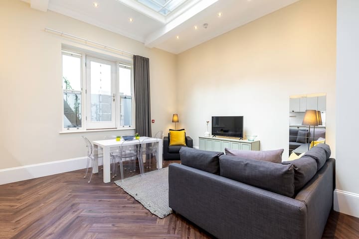 2-BR apartment for 6 in Covent Garden with a/c