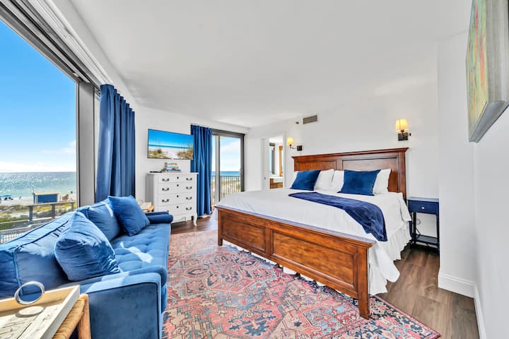 带阳台和独立独立卫生间的加大双人床主卧套房。 