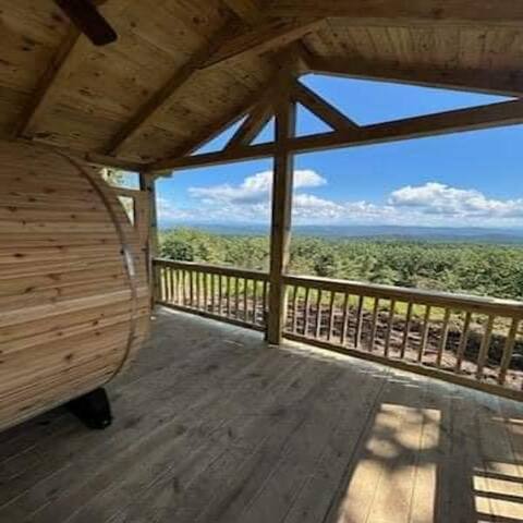 Pet Friendly/ Views/ Hot Tub / Game Room/ Kitchen